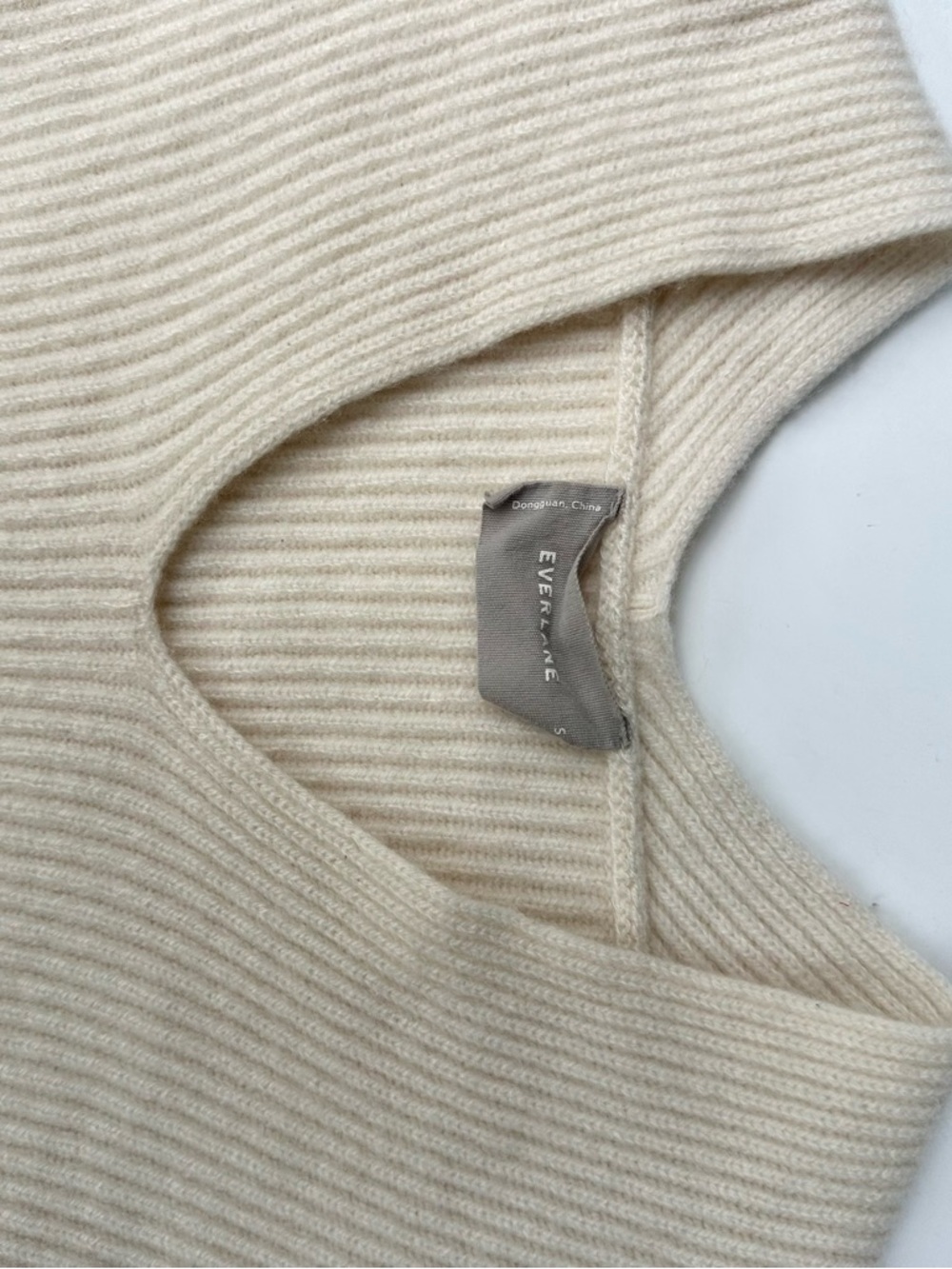 EUC Everlane 100% Cashmere Ribbed V-Neck Cropped Sweater in Cream, S - Picture 11 of 16